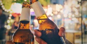 ¿Beber cerveza es bueno o malo para la salud