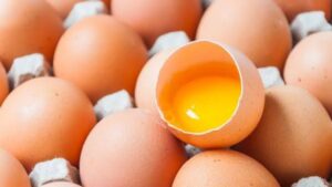 ¿Es malo consumir huevos crudos