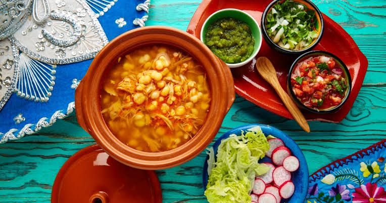 Delicioso pozole rojo para estas fiestas patrias