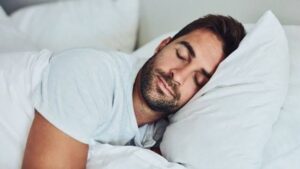 ¿Es mejor dormir con el estómago vacío o lleno