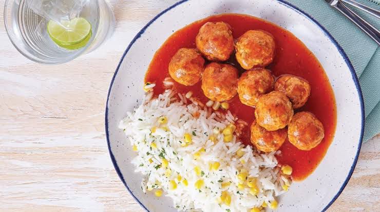 Albóndigas enchipotladas con arroz