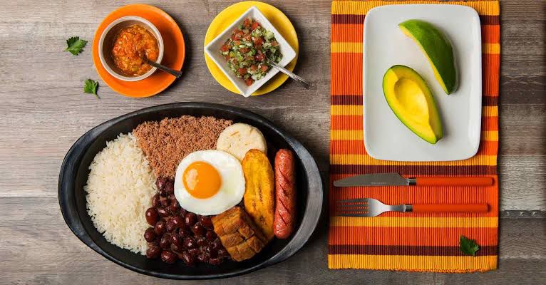 Bandeja paisa delicioso platillo colombiano