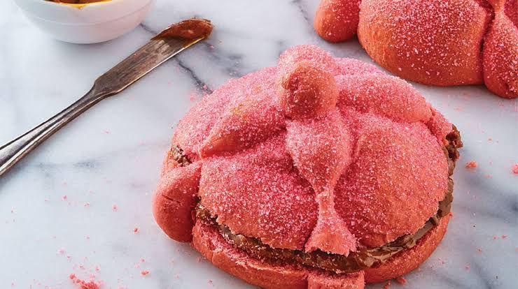 Prepara este delicioso pan de muerto rosa