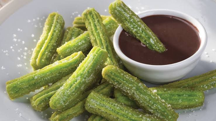 Churros con chocolate y matcha