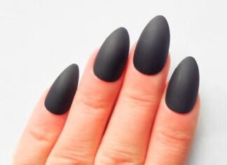 Diseños de uñas negras mate con toques minimalistas Diseños de uñas negras mate con toques minimalistas