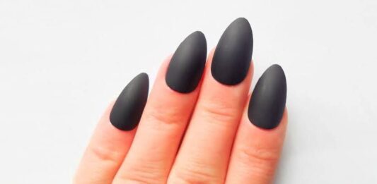 Diseños de uñas negras mate con toques minimalistas Diseños de uñas negras mate con toques minimalistas