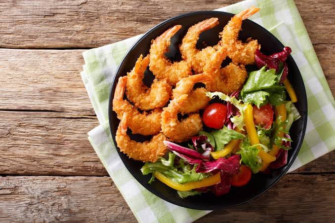 Ensalada de camarón empanizado con mango