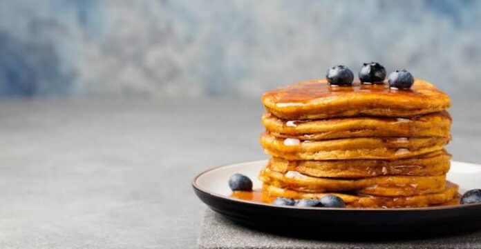 Hot cakes de avena con blueberries