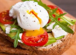 Crostini de huevo con puré de coliflor Crostini de huevo con puré de coliflor
