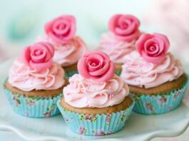 Cupcakes de vainilla con rosas Cupcakes de vainilla con rosas