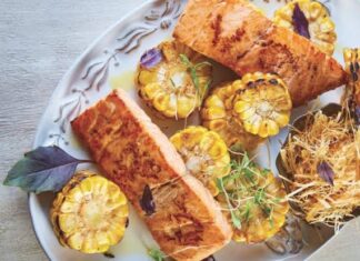 Salmón con elote quemado y poro frito Salmón con elote quemado y poro frito