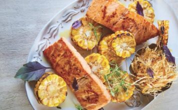 Salmón con elote quemado y poro frito Salmón con elote quemado y poro frito