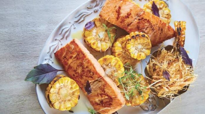 Salmón con elote quemado y poro frito