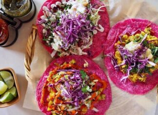 Tacos veggie de tortilla de harina rosa Tacos veggie de tortilla de harina rosa