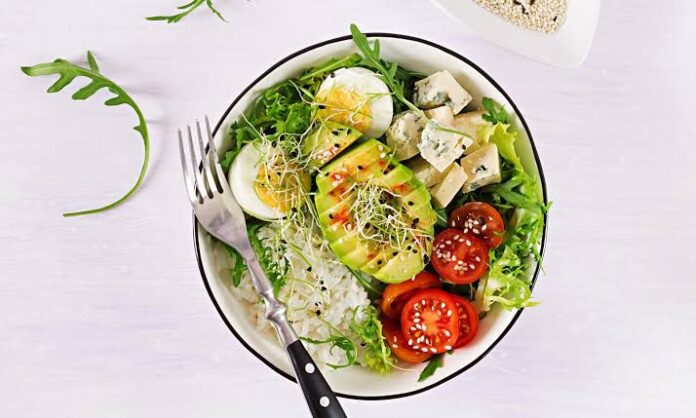 Ensaladas con aguacate para la cena