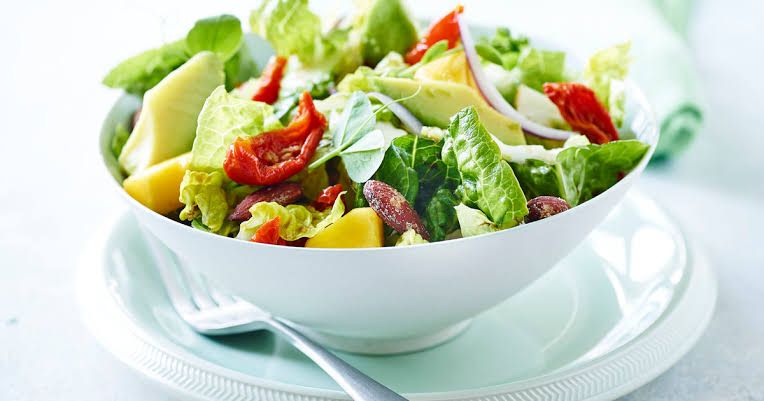 Ensaladas con aguacate para la cena