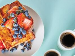 Tiras de pan francés con frutos rojos y miel Tiras de pan francés con frutos rojos y miel