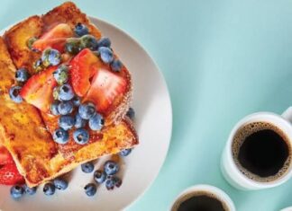 Tiras de pan francés con frutos rojos y miel Tiras de pan francés con frutos rojos y miel