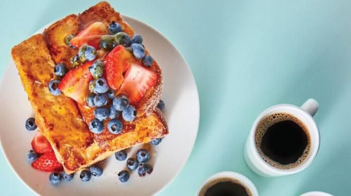 Tiras de pan francés con frutos rojos y miel