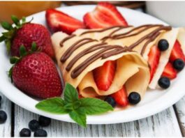 Crepas con frutas para el desayuno Crepas con frutas para el desayuno