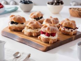Pan de muerto de queso con zarzamora Pan de muerto de queso con zarzamora
