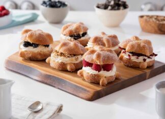 Pan de muerto de queso con zarzamora Pan de muerto de queso con zarzamora