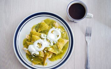 Chilaquiles rellenos de queso para el desayuno Chilaquiles rellenos de queso para el desayuno
