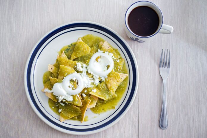 Chilaquiles rellenos de queso para el desayuno