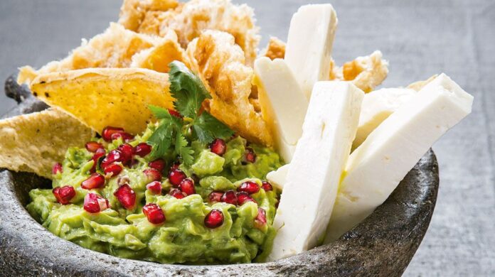 Guacamole con chicharrón para el Super Bowl 2024