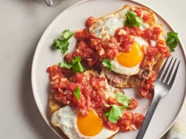 Huevos rancheros para el desayuno Huevos rancheros para el desayuno