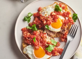 Huevos rancheros para el desayuno Huevos rancheros para el desayuno