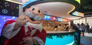 Farmacias Similares va a EU con ‘Similandia’ Farmacias Similares va a EU con Similandia