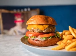 Celebra el día de la hamburguesa en Gran Café Victoria HAMBURGUESA VICTORIA REVISTA FLOW