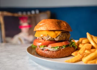 Celebra el día de la hamburguesa en Gran Café Victoria HAMBURGUESA VICTORIA REVISTA FLOW