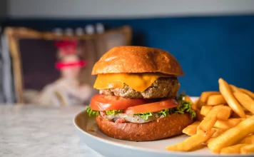 Celebra el día de la hamburguesa en Gran Café Victoria HAMBURGUESA VICTORIA REVISTA FLOW