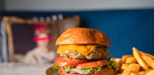 Celebra el día de la hamburguesa en Gran Café Victoria HAMBURGUESA VICTORIA REVISTA FLOW