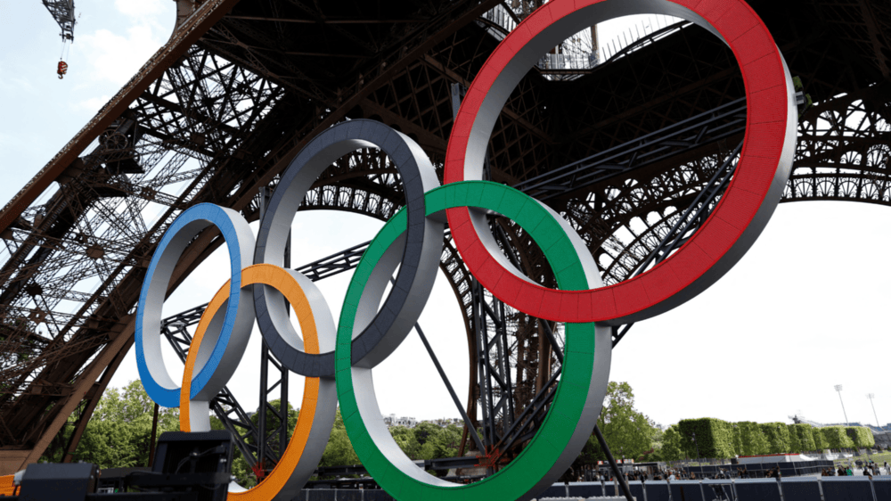 Torre Eiffel y los 5 anillos olímpicos
