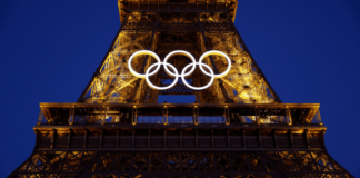 Torre Eiffel y los 5 anillos olímpicos