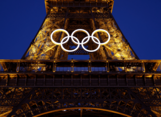 Torre Eiffel y los 5 anillos olímpicos