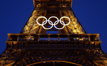 Torre Eiffel y los 5 anillos olímpicos