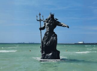 Clausuran estatua de Poseidón en playa de Yucatán Clausuran estatua de Poseidón en playa de Yucatán