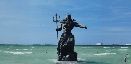 Clausuran estatua de Poseidón en playa de Yucatán Clausuran estatua de Poseidón en playa de Yucatán