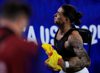 Darwin Núñez se agarra a golpes con aficionados Darwin Núñez se agarra a golpes con aficionados