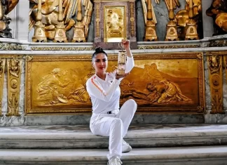 Salma Hayek porta la antorcha olímpica