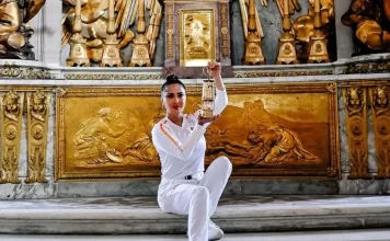 Salma Hayek porta la antorcha olímpica