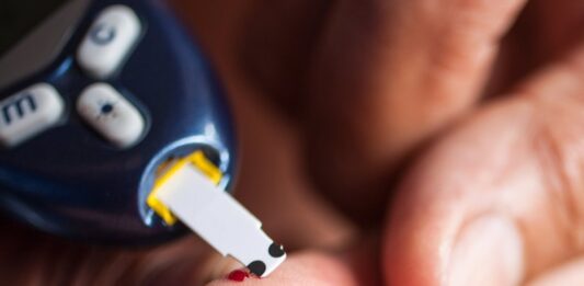 Adiós a los piquetes por diabetes: con esta tira inteligente ya se puede controlar la glucosa en sangre diabetes