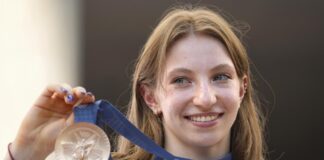 Ana Barbosu, gimnasta rumana recibe medalla de bronce