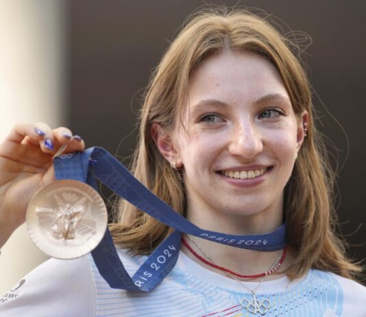 Ana Barbosu, gimnasta rumana recibe medalla de bronce