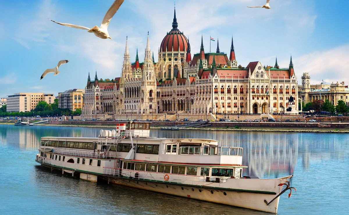 Crucero por el Danubio en Budapest con cena bufé, espectáculos y música