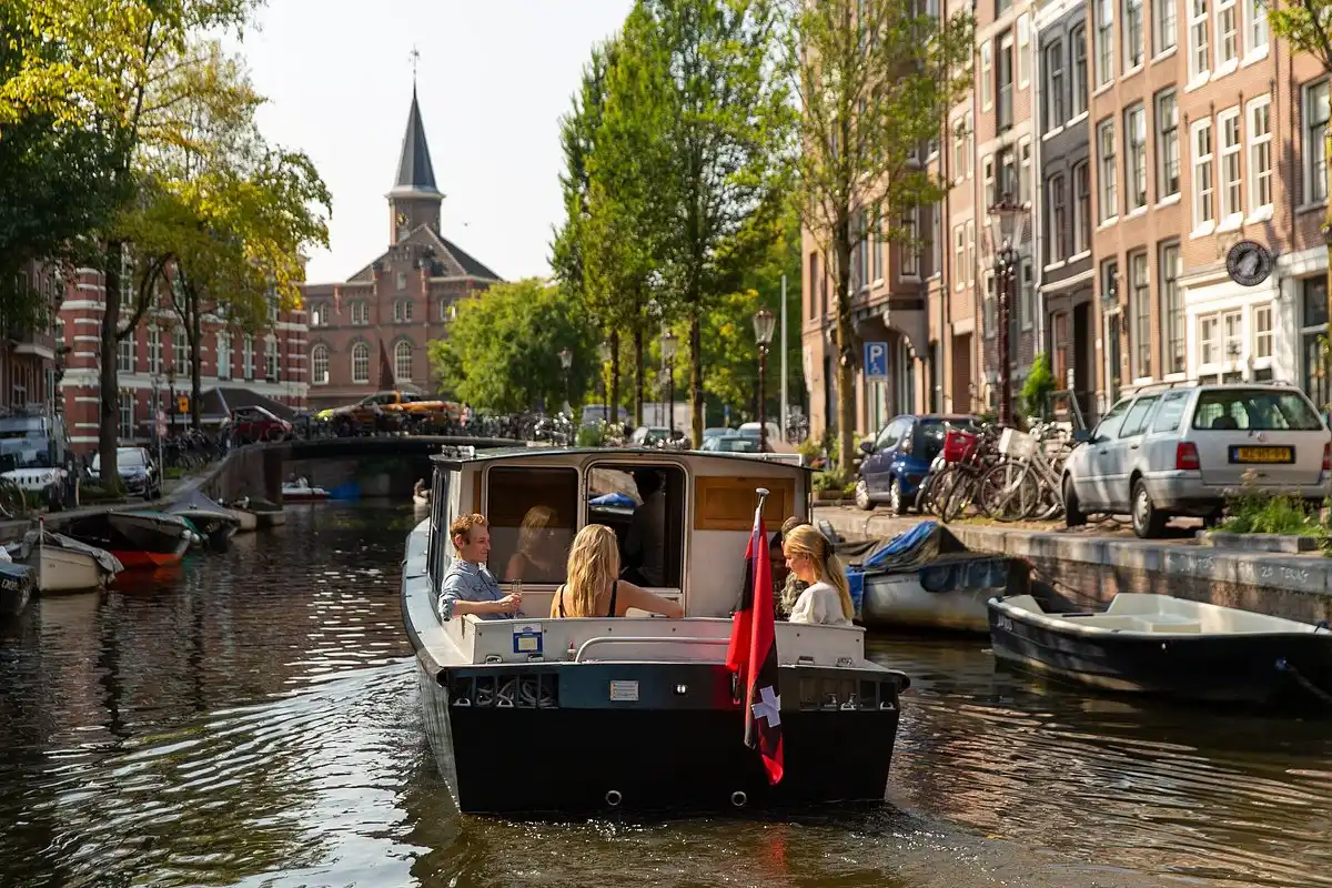 Crucero por los canales de Ámsterdam con todo incluido a cargo del capitán Jack